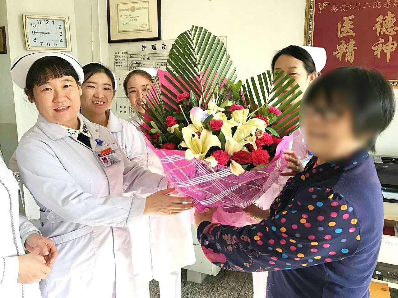 落實優(yōu)惠政策，加大扶持力度。養(yǎng)老本身就是個社會問題，需要全社會的重視和參與。當(dāng)前云南各地民營敬老院、托老所已有不少，但同民政部門辦的敬老院、托老所等相比，還存在著政策支持、經(jīng)費保障、經(jīng)營風(fēng)險等困難。推動社會化養(yǎng)老產(chǎn)業(yè)發(fā)展，讓民營養(yǎng)老服務(wù)機構(gòu)發(fā)揮更大作用，需要政府部門切實轉(zhuǎn)變觀念，落實優(yōu)惠扶持政策，加強機構(gòu)監(jiān)督管理，營造更好的發(fā)展空間。